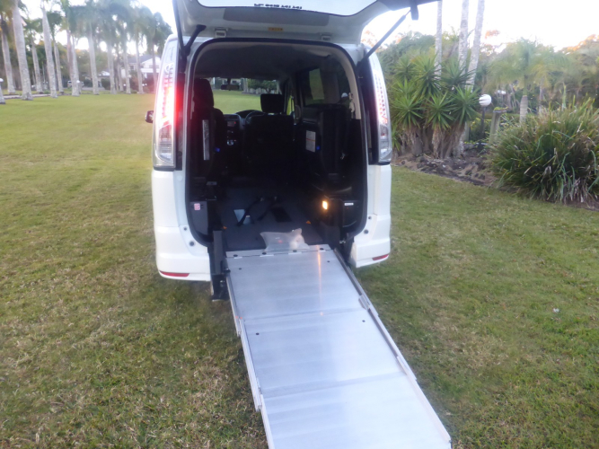 Rear Wheelchair Entry 2013 Nissan Serena Highway Star Hybrid