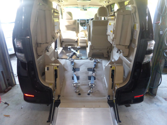 2010 Toyota Vellfire Rear Wheelchair Ramp