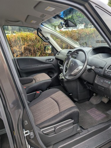 6462_front_seats_and_dash_image_nissan_serena_hybrid