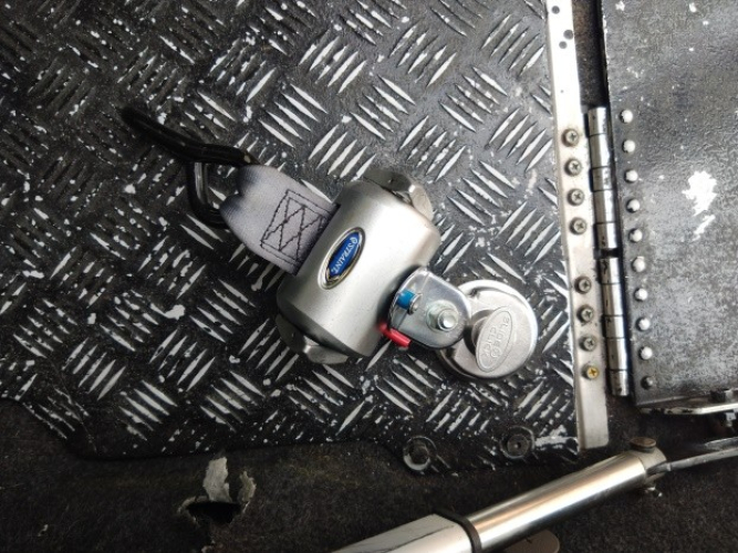 6737_10_securing_pins