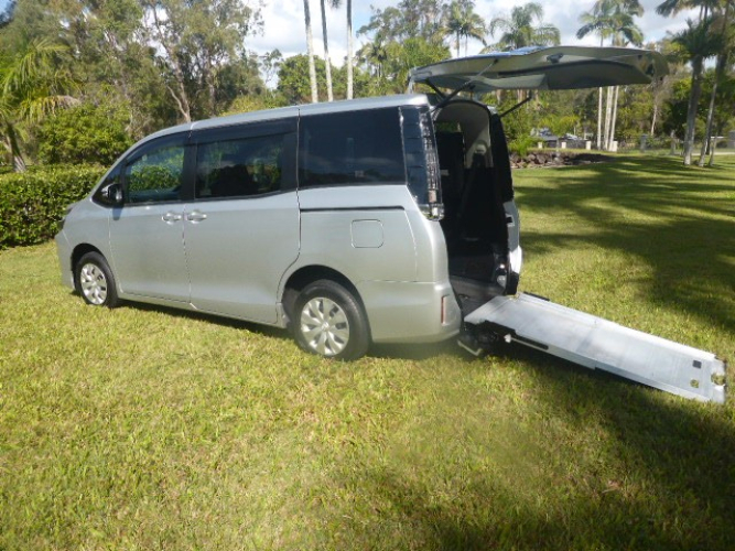 08/2016 Toyota Voxy with Rear Wheelchair Entry