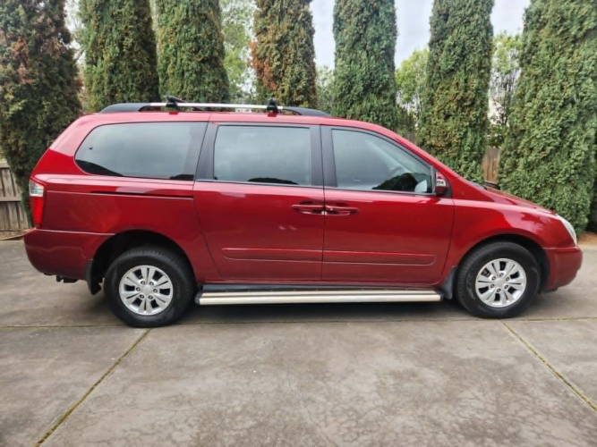Kia Grand Carnival 2012