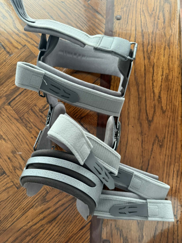 9832_brace2