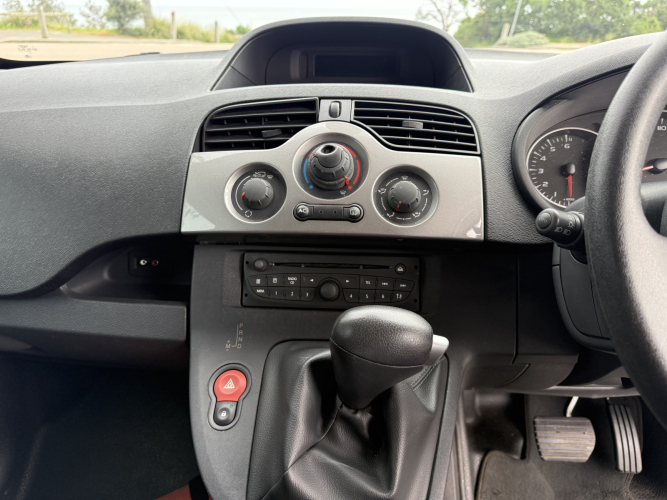 9897_image_of_centre_dash_and_gearstick